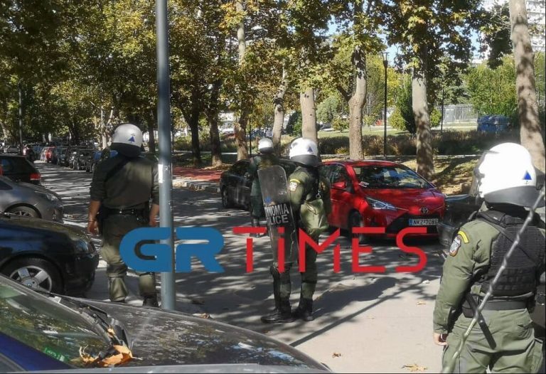 ΑΠΘ: Κουκουλοφόροι πέταξαν φωτοβολίδες στα ΜΑΤ