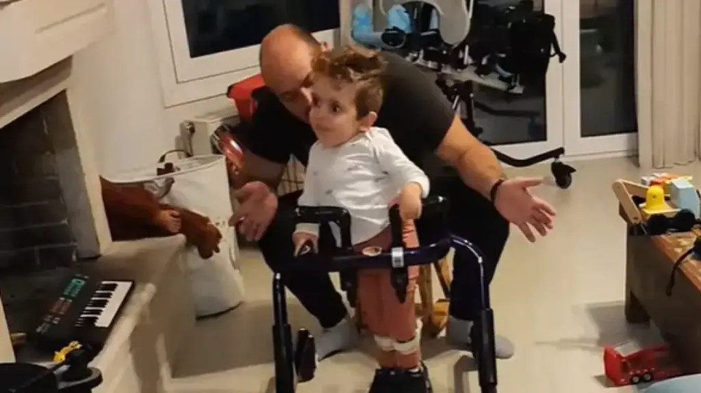 Παναγιώτης Ραφαήλ: Στέκεται όρθιος και κάνει τα πρώτα του βήματα [βίντεο]