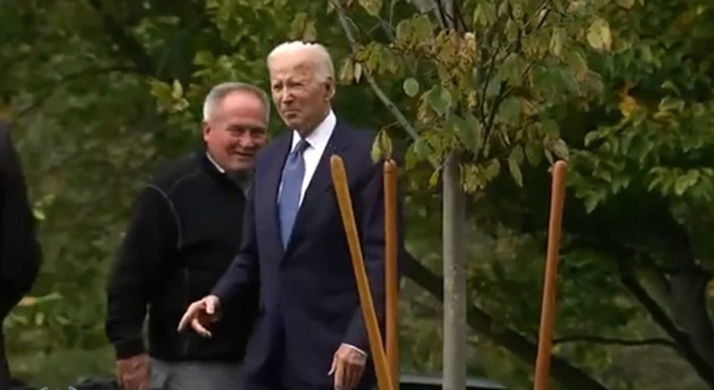Τζο Μπάιντεν: Χάθηκε στον κήπο του Λευκού Οίκου μετά από δενδροφύτευση