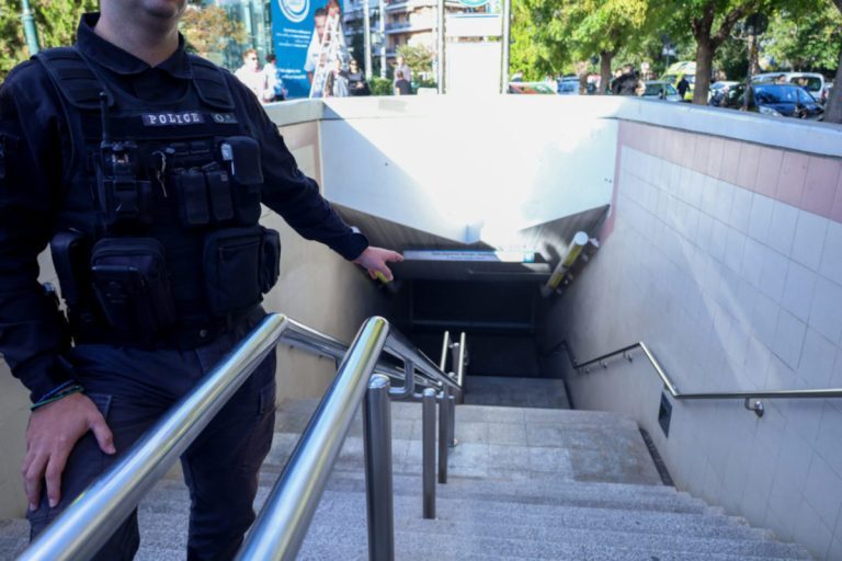 Μετρό Άγιος Ιωάννης: Οπαδοί έσπασαν ακυρωτικά μηχανήματα και ΑΤΜ τράπεζας