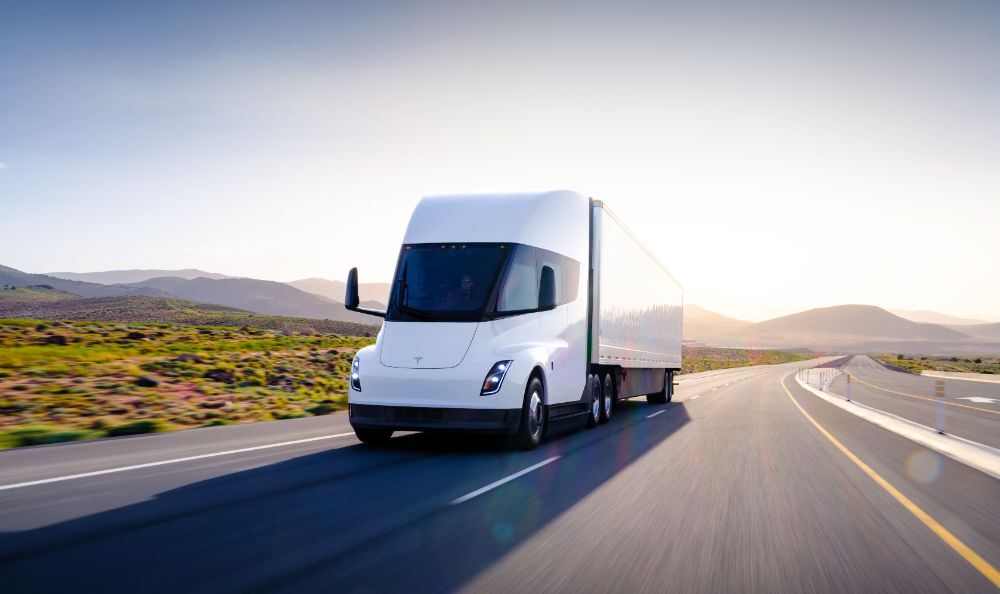 Η εντυπωσιακή επιτάχυνση του Tesla Semi σε νέο βίντεο