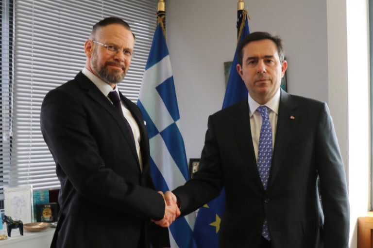 Συνάντηση Μηταράκη – Frontex: Συμφωνία για συνεργασία στις εθελοντικές επιστροφές παράτυπων μεταναστών