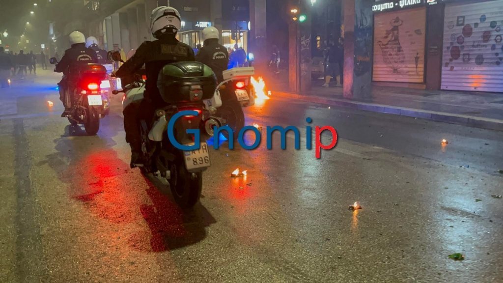 Πολυτεχνείο: Σοβαρά επεισόδια στην Πάτρα – «Bροχή» οι μολότοφ