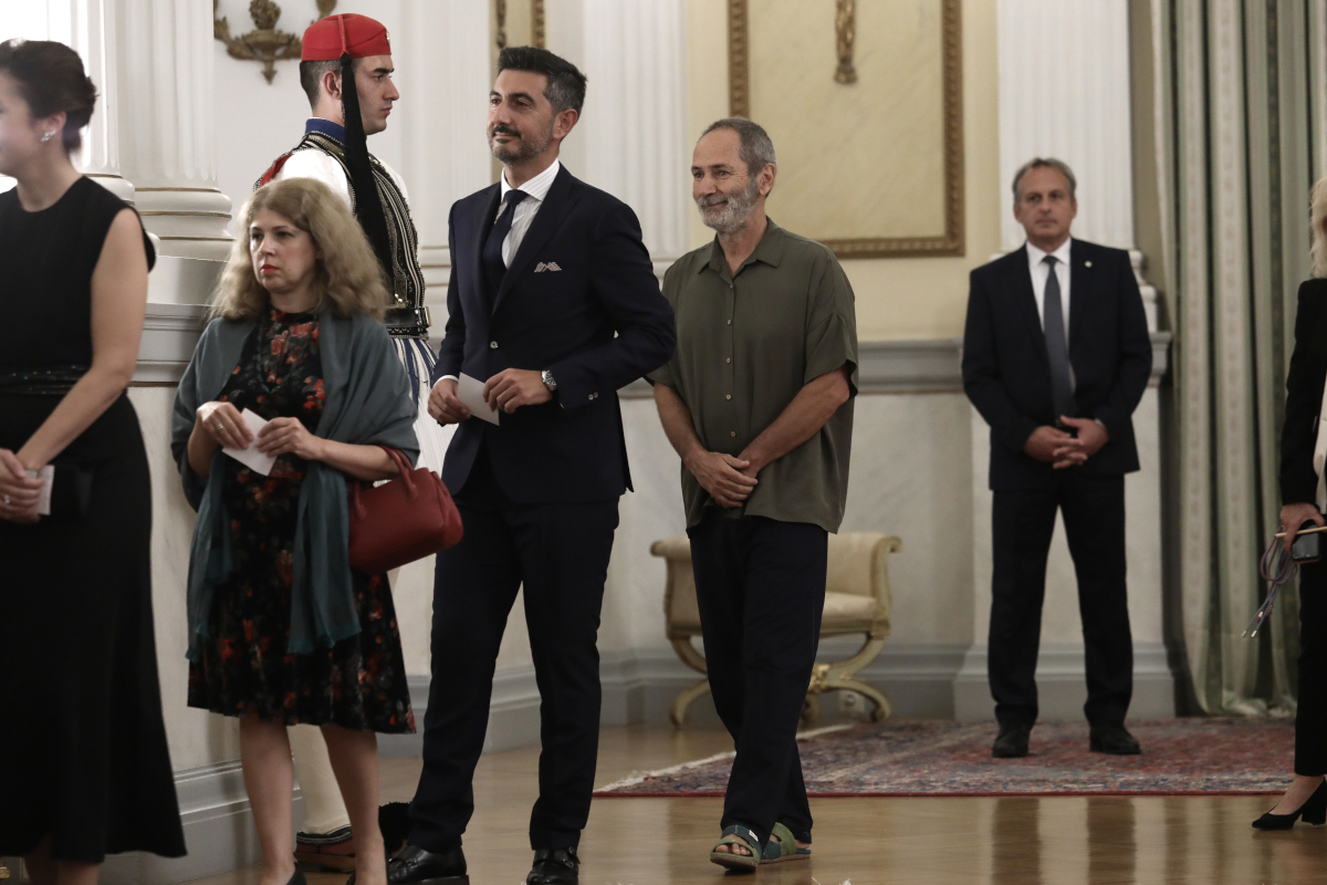 O φίλος του βασιλιά της Ολλανδίας που πήγε με σανδάλια στο Προεδρικό Μέγαρο και έγινε viral