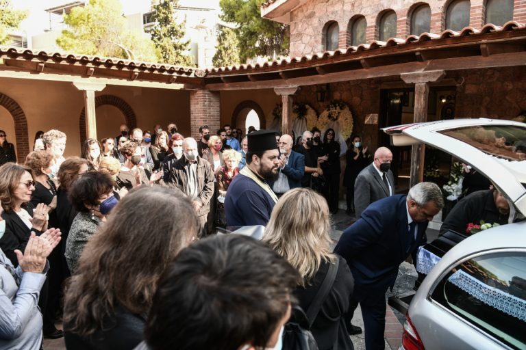 Ηλίας Ζερβός: Σε κλίμα συγκίνησης η κηδεία του ηθοποιού