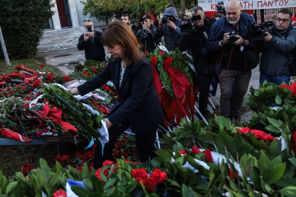 17 Νοέμβρη – Σακελλαροπούλου: «Η εξέγερση μας υπενθυμίζει ότι ο αγώνας για τη δημοκρατία είναι