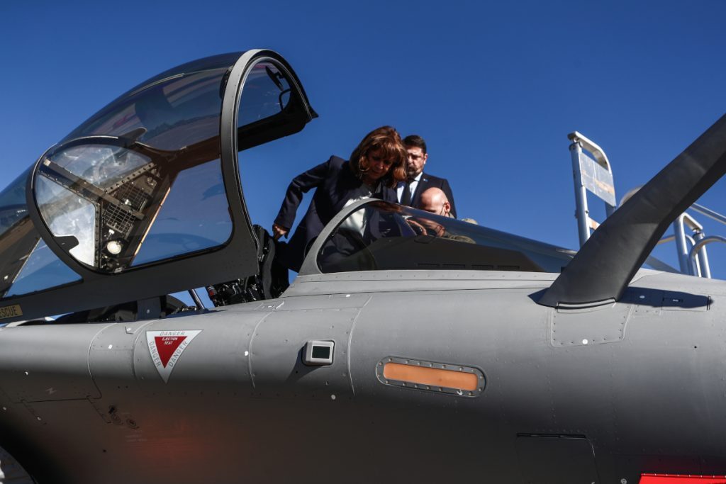 Επίσκεψη της Σακελλαροπούλου στη μοίρα των Rafale, στην Τανάγρα