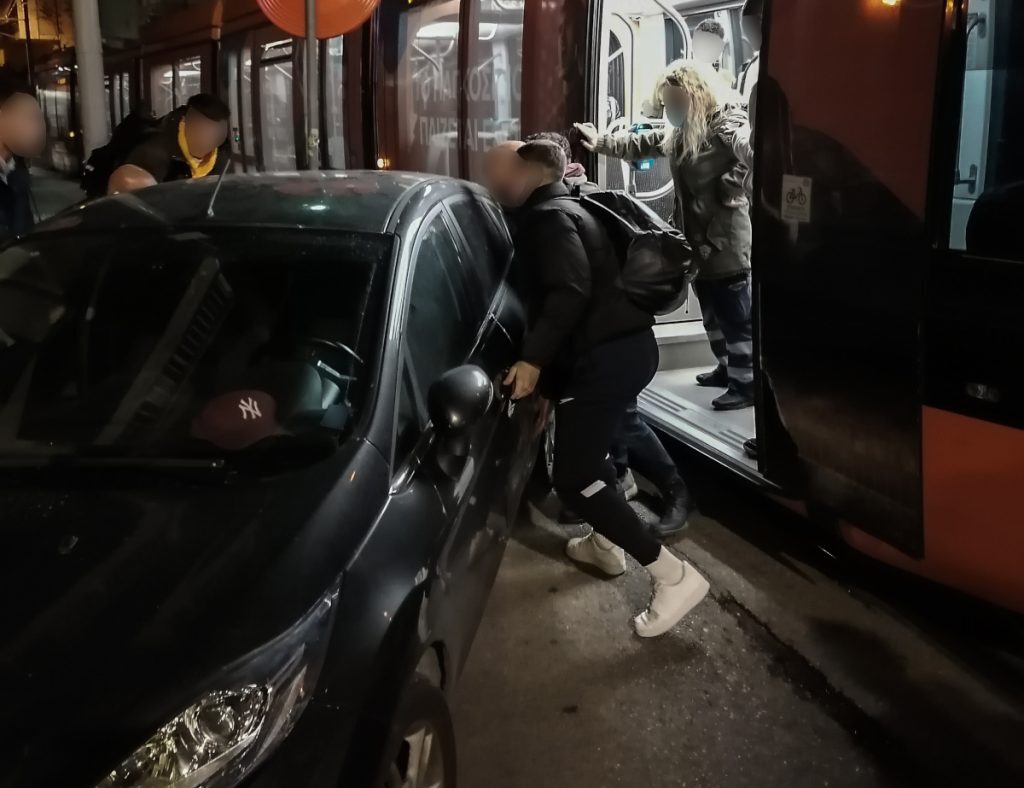 Νέα Σμύρνη: Απίστευτο κι όμως..ελληνικό – Επιβάτες μετακίνησαν αυτοκίνητο που εμπόδιζε το τραμ