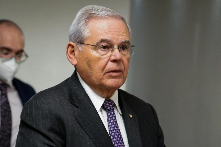 Πυρά Μενέντεζ σε Ερντογάν: «Βάναυσος δικτάτορας – Δεν θα εγκρίνω πώληση F-16 στην Τουρκία»