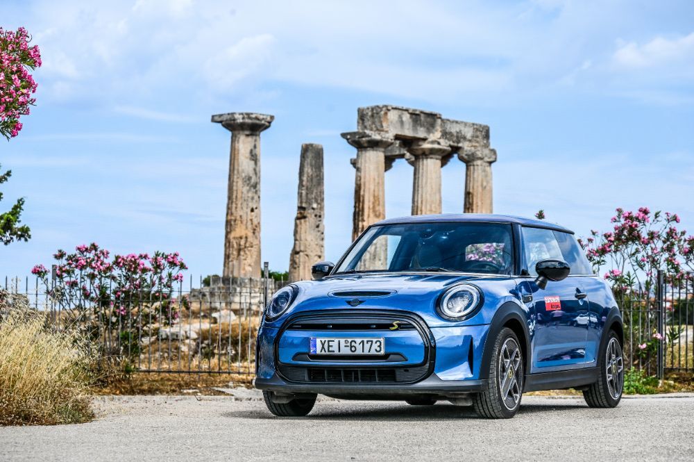Cooper SE: Βόλτα στην Αρχαία Κόρινθο με το ηλεκτρικό Mini