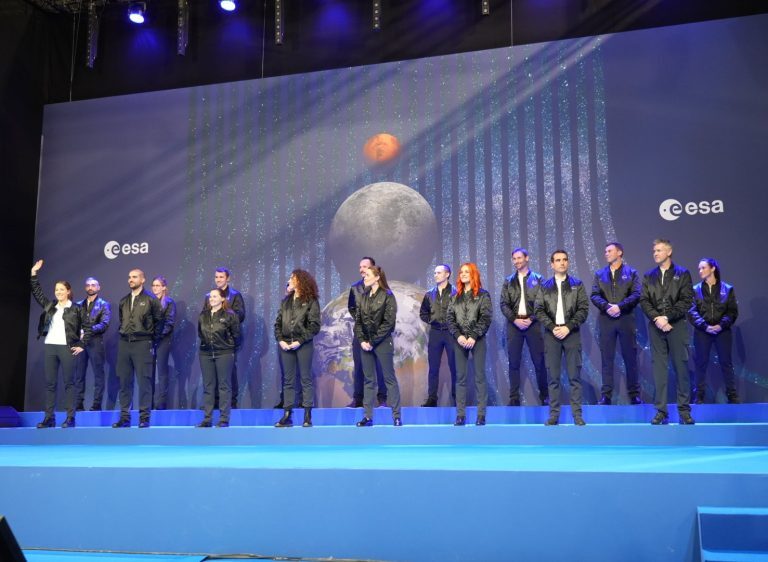 ESA: Παρουσίασε πέντε νέους αστροναύτες και για πρώτη φορά έναν “παρααστροναύτη”