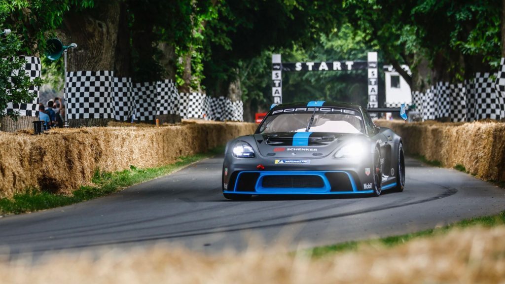 Η Porsche GT4 e-Performance κάνει τον γύρο του κόσμου