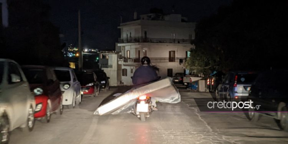 Απίστευτο περιστατικό στην Κρήτη: Οδηγός μετέφερε διπλό στρώμα με… το μηχανάκι