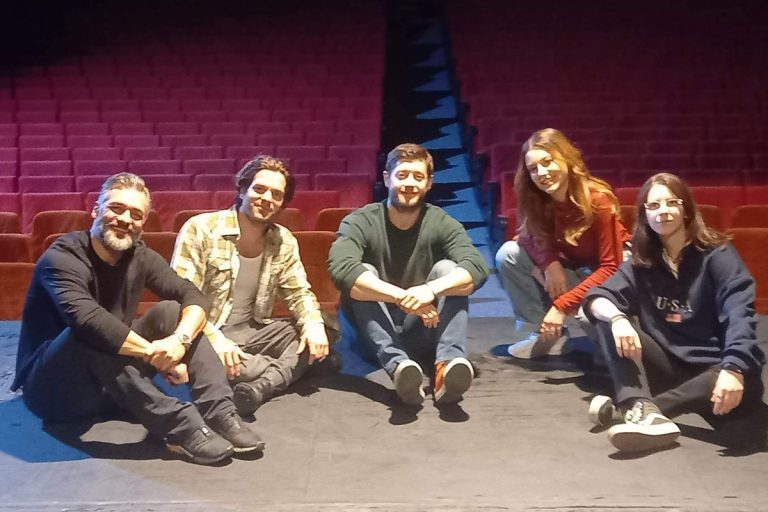 «Cock»: Οι συντελεστές της παράστασης μιλούν στο EleftherosTypos.gr – «Ο κάθε άνθρωπος δεν είναι ένα μόνο πράγμα»
