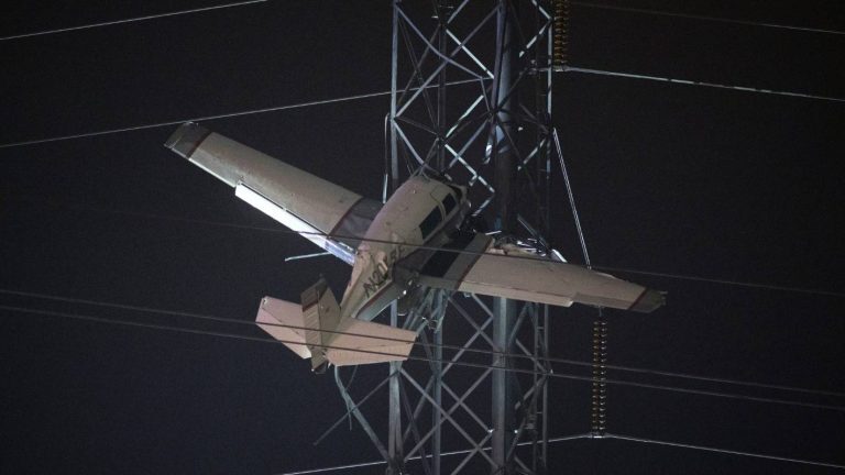 ΗΠΑ: Αεροπλάνο συνετρίβη σε πυλώνα του ηλεκτρικού ρεύματος [βίντεο]