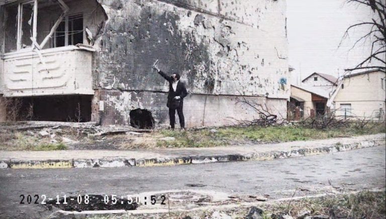 Banksy: Βίντεο από το Ιρπίν «προδίδει» την ταυτότητα του Βρετανού καλλιτέχνη