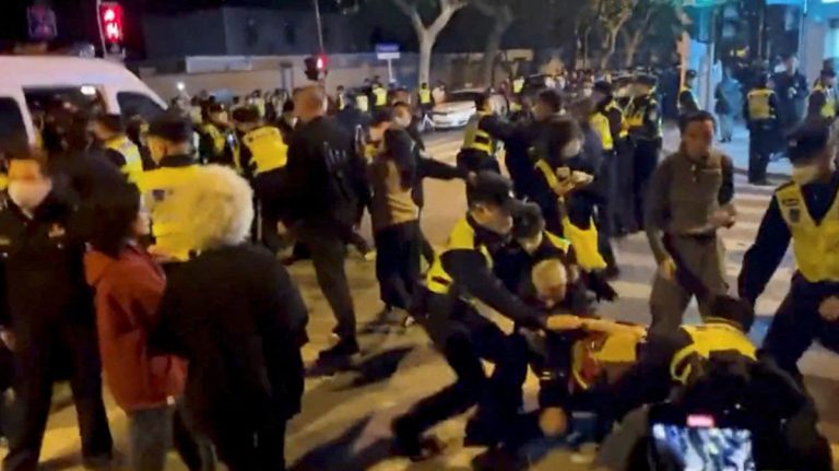 «Ιός» εξεγέρσεων χτυπά την Κίνα – Οργισμένες διαδηλώσεις κατά Σι Τζινπίνγκ