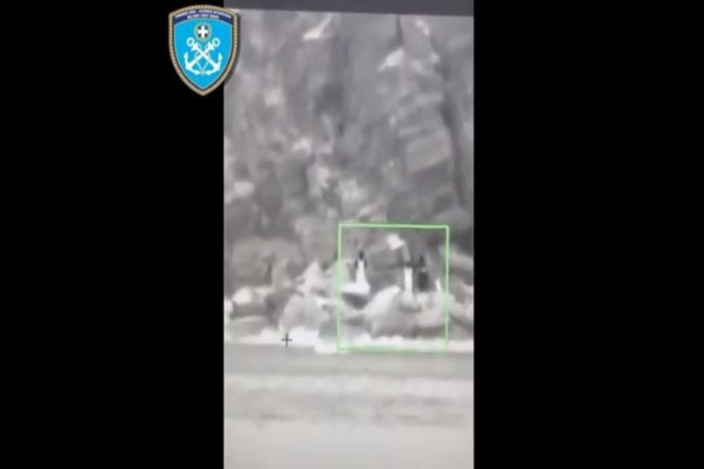 Συγκλονιστικές σκηνές στην Εύβοια: Το λιμενικό σώζει τους μετανάστες στο στενό του Καφηρέα –