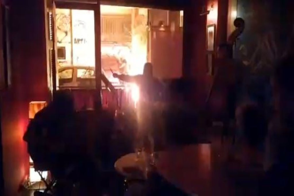 Εξάρχεια: Το απόλυτο κοντράστ – Μπάντα παίζει μουσική την ώρα που πέφτουν «βροχή» οι μολότοφ [βίντεο