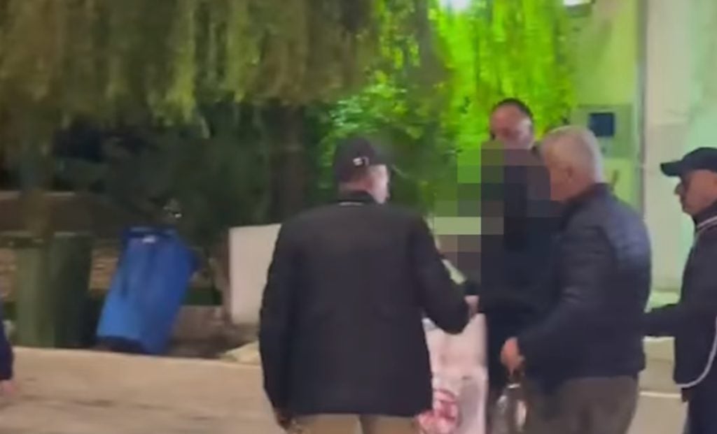 Βιαστής με το τατουάζ: Η στιγμή που οι αλβανικές Αρχές παραδίδουν τον δράστη στην ΕΛ.ΑΣ. [βίντεο]