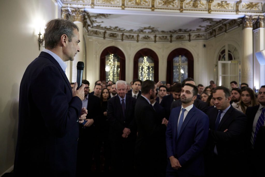 Μητσοτάκης από το Λονδίνο: Θα συνεχίσουμε την πορεία που έχουμε χαράξει ή θα γυρίσουμε πίσω;