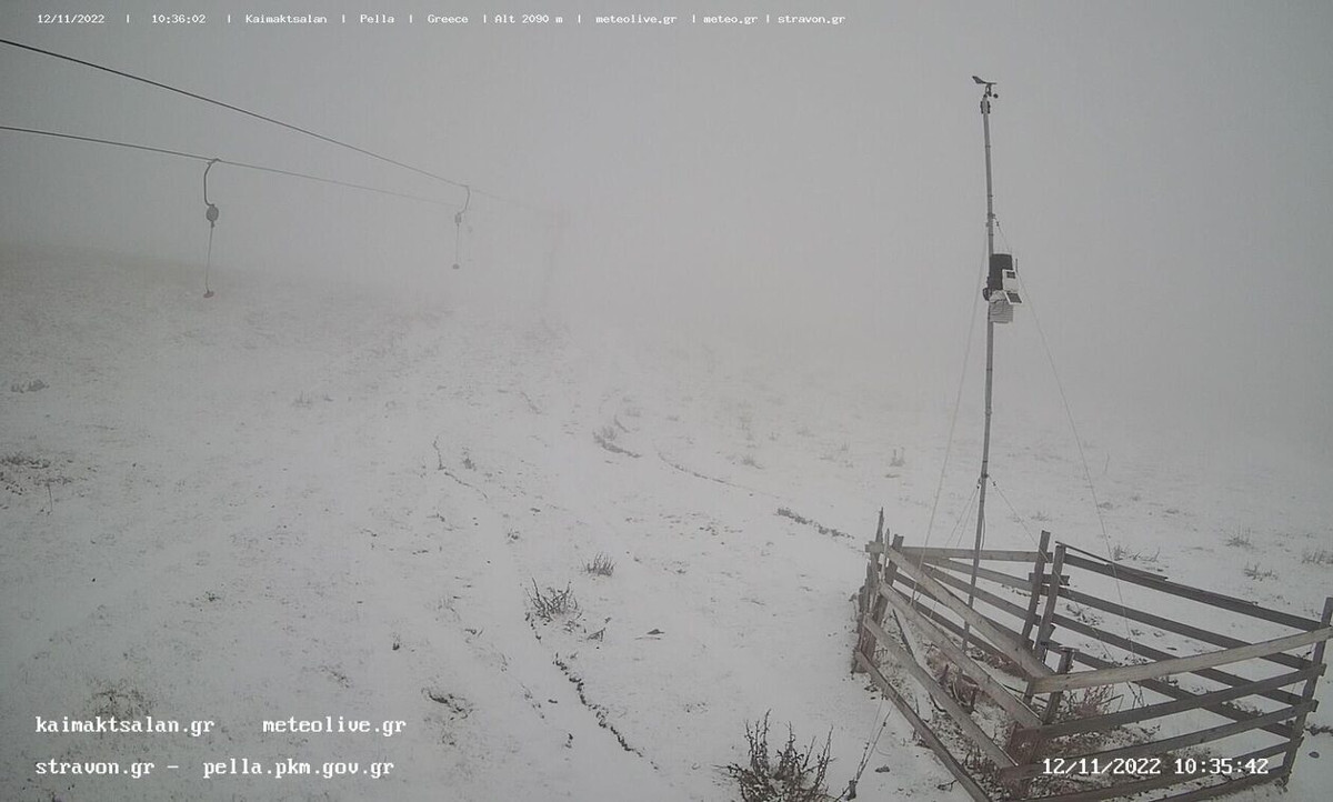 Έπεσαν τα πρώτα χιόνια στην Ελλάδα - Δείτε τα βίντεο