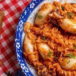 Η συνταγή της ημέρας: Καλαμάρι με ρύζι από την Αργυρώ Μπαρμπαρίγου