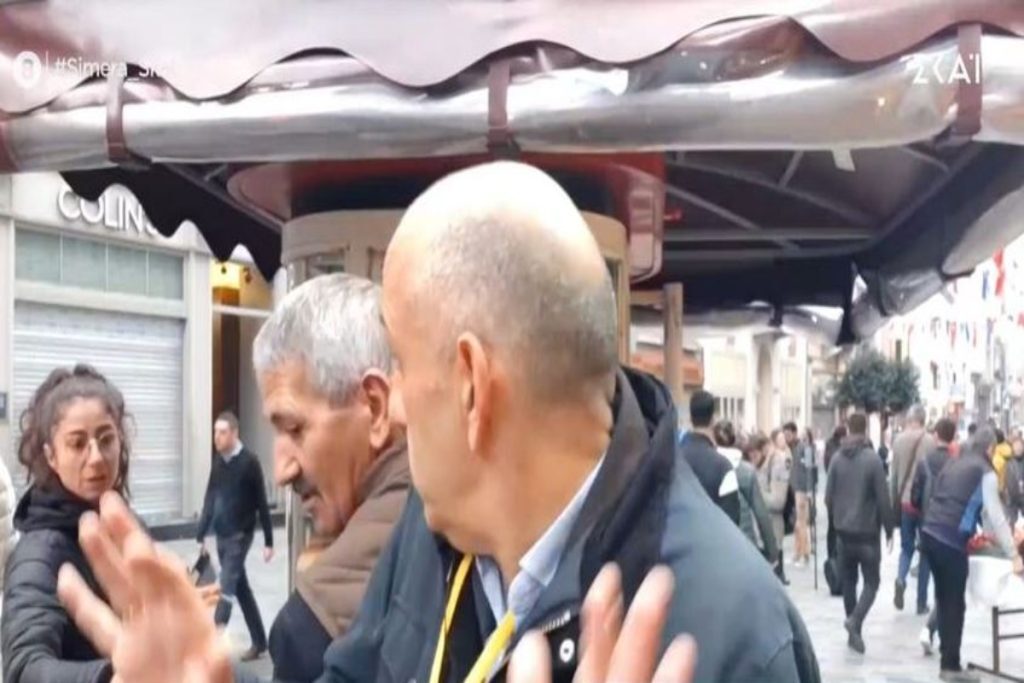 Τουρκία: Η στιγμή που ο Κωστίδης «τρακάρει» με κουλουρά – «Πρόσεχε» του φώναζαν από το στούντιο του 