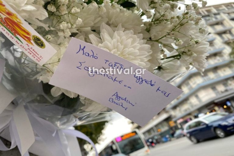 Θεσσαλονίκη: Λευκά λουλούδια στο σημείο που σκοτώθηκε η φοιτήτρια – «Ο 26χρονος οδηγός βγήκε για να θερίσει» λέει ο δικηγόρος της οικογένειας