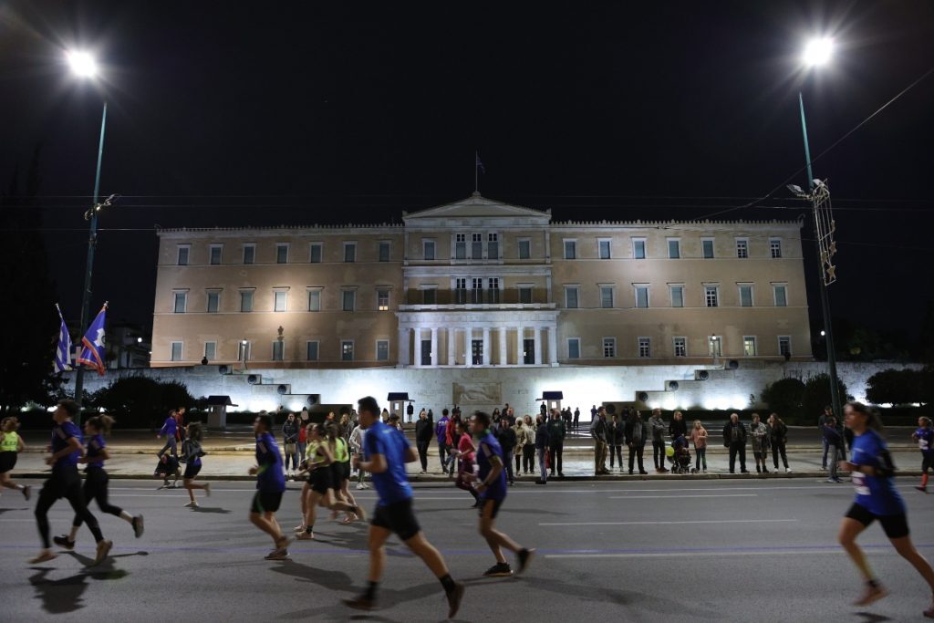 Κίνηση τώρα: Ο Μαραθώνιος παρέλυσε την Αττική – Απροσπέλαστο το κέντρο, πώς πρέπει να κινηθείτε [χάρ
