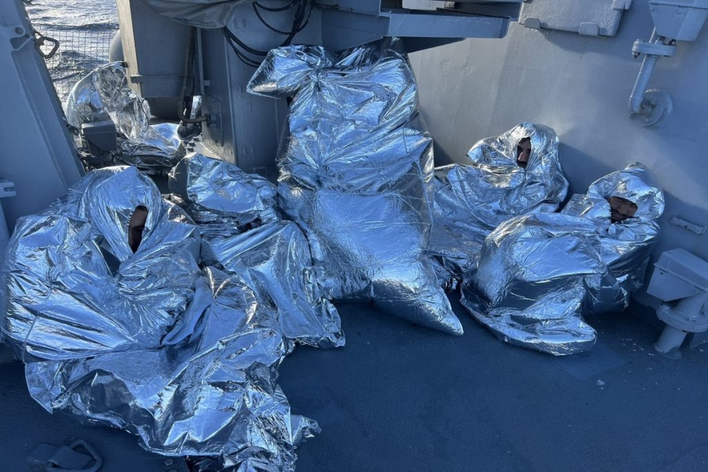 Εύβοια: Σώος ένας ακόμη άνδρας από το ναυάγιο με τους μετανάστες στο στενό του Καφηρέα [βίντεο]