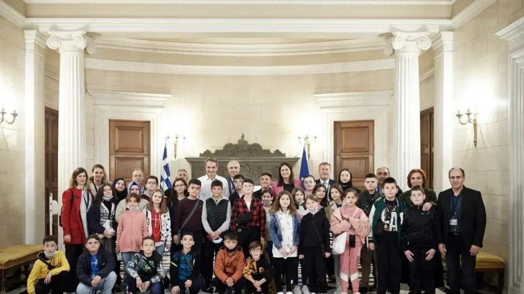 Συνάντηση Μητσοτάκη με μειονοτικούς μαθητές της Ροδόπης