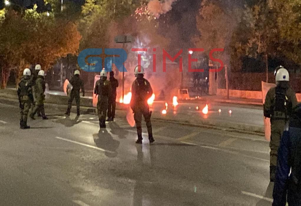 Θεσσαλονίκη-Πολυτεχνείο: Φωτοβολίδες, πέτρες και μολότοφ μετά το τέλος της πορείας [βίντεο]
