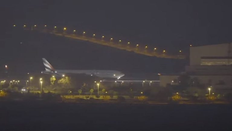 LIVE εικόνα: Θρίλερ στο Ελ. Βενιζέλος: Συνοδεία μαχητικών προσγειώθηκε στην Αθήνα η δεύτερη πτήση της Emirates