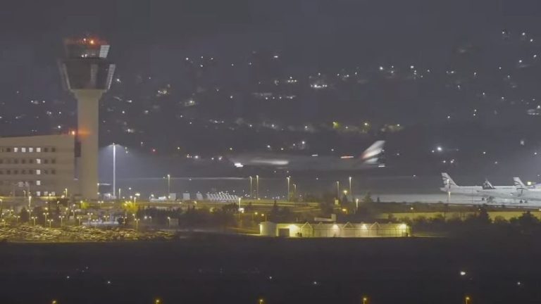LIVE εικόνα: Σε έλεγχο οι επιβάτες της δεύτερης πτήσης της Emirates που είναι καθηλωμένη στο Ελ. Βενιζέλος