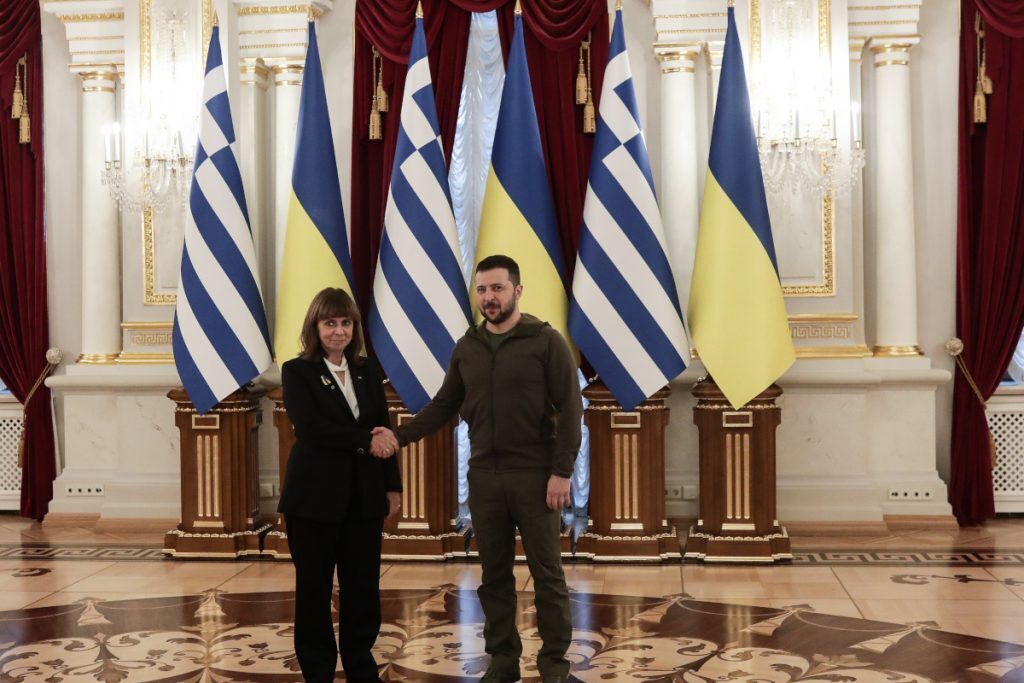 Συνάντηση Σακελλαροπούλου με Ζελέσνκι στο Κίεβο: Δεν θα ξεχάσουμε τα εγκλήματα της Ρωσίας