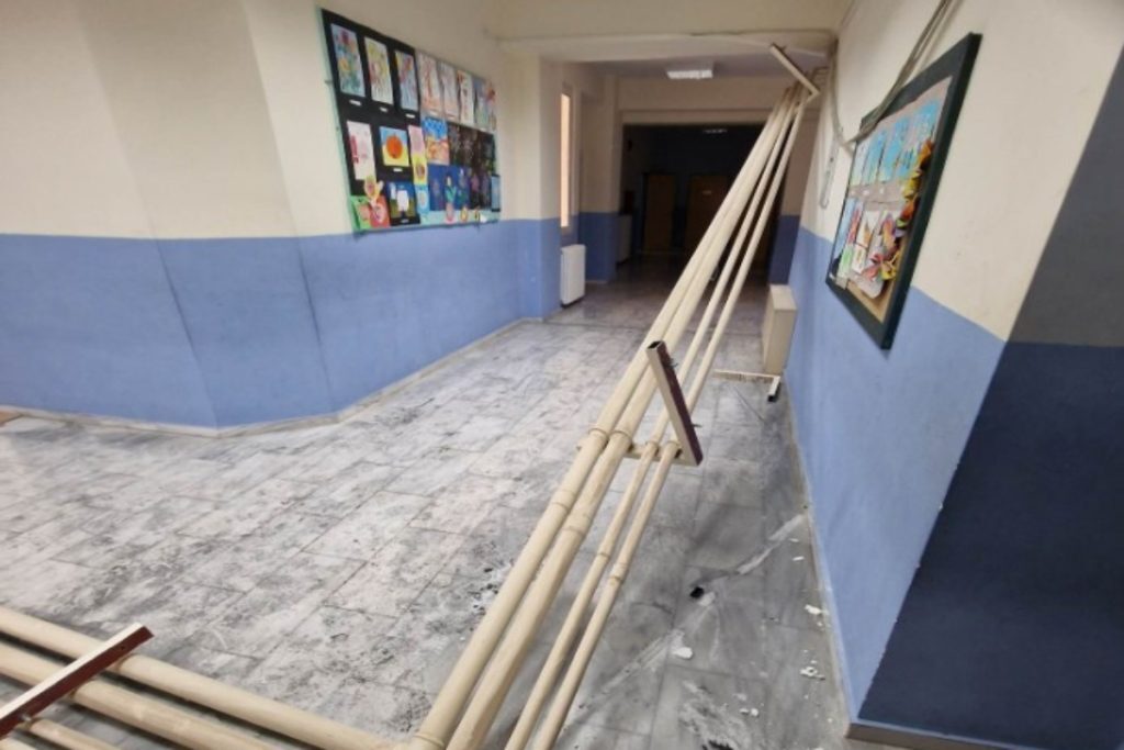 Στυλίδα: Απίστευτες εικόνες σε δημοτικό σχολείο – Ξεκόλλησαν σωλήνες θέρμανσης, από τύχη δεν σκοτώθη