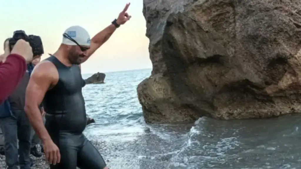 Χαράλαμπος Ταϊγανίδης: Κολύμπησε από τη Ρόδο στη Σύμη για να εκπληρώσει το τάμα του [εικόνες &