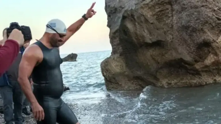 Χαράλαμπος Ταϊγανίδης: Κολύμπησε από τη Ρόδο στη Σύμη για να εκπληρώσει το τάμα του [εικόνες & βίντεο]