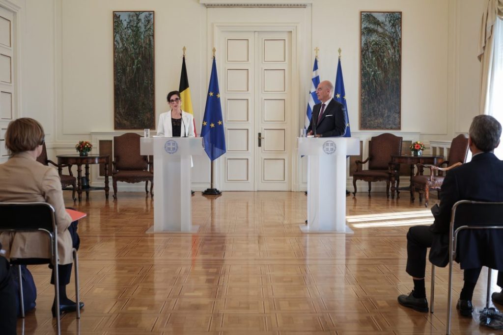 Δένδιας – Βελγίδα ΥΠΕΞ: «Η Μεσόγειος δεν είναι σύνορο, είναι γέφυρα» – «Καταγγέλλουμε τις εντάσεις π