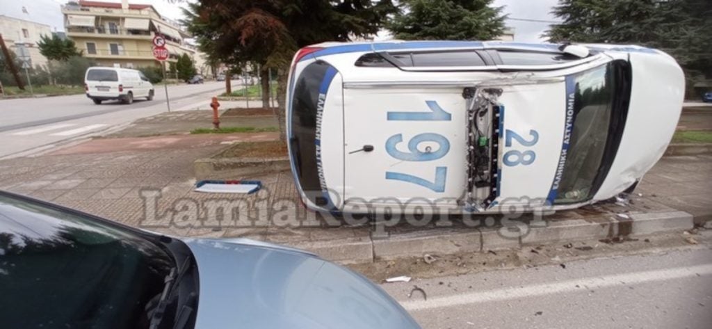Λαμία: Τροχαίο με περιπολικό σε διασταύρωση που «απογειώθηκε» και κατέληξε τουμπαρισμένο