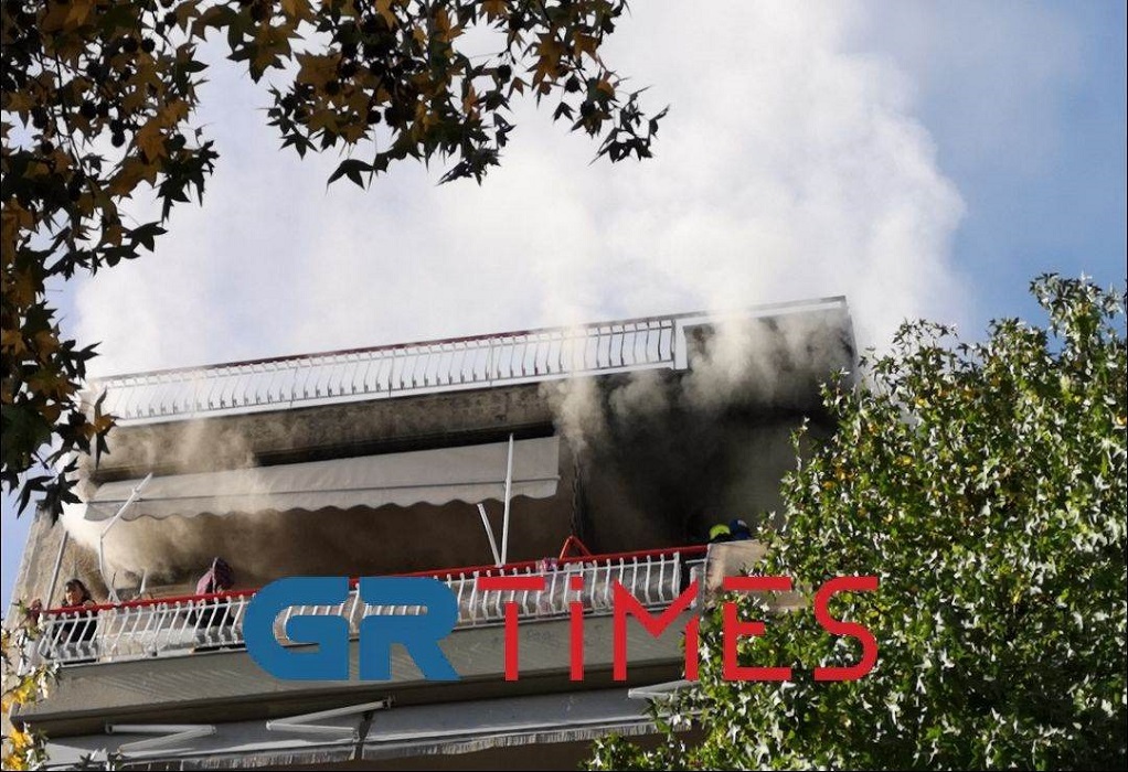 Θεσσαλονίκη: Υπό έλεγχο η φωτιά που ξέσπασε σε διαμέρισμα – Απεγκλωβίστηκαν δύο ένοικοι