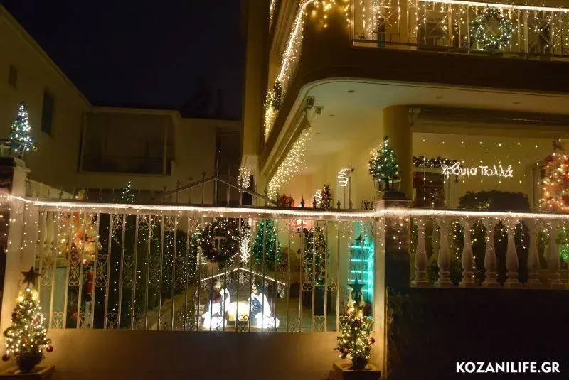 Σπίτι φωταγωγήθηκε με 10.000 λαμπιόνια