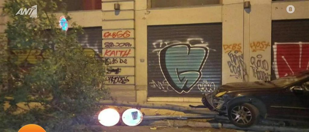 Απίστευτο τροχαίο: Αυτοκίνητο «ξερίζωσε» δέντρο και πινακίδα στο κέντρο της Αθήνας