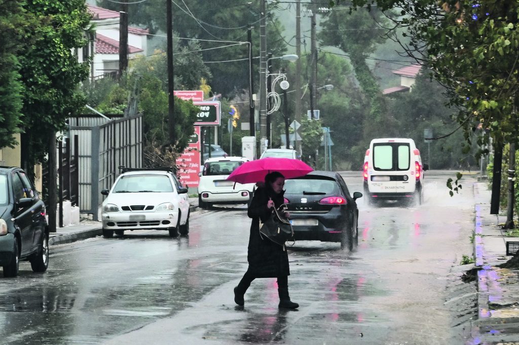Καιρός: Έντονες βροχοπτώσεις και τοπικά ισχυρές καταιγίδες – Ξεκίνησε το τριήμερο κακοκαιρίας