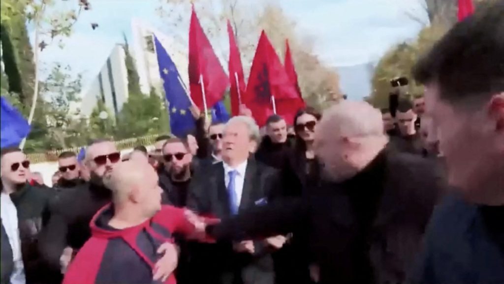 Αλβανία: Θύμα ξυλοδαρμού σε διαδήλωση ο ηγέτης της αντιπολίτευσης Σαλί Μπερίσα