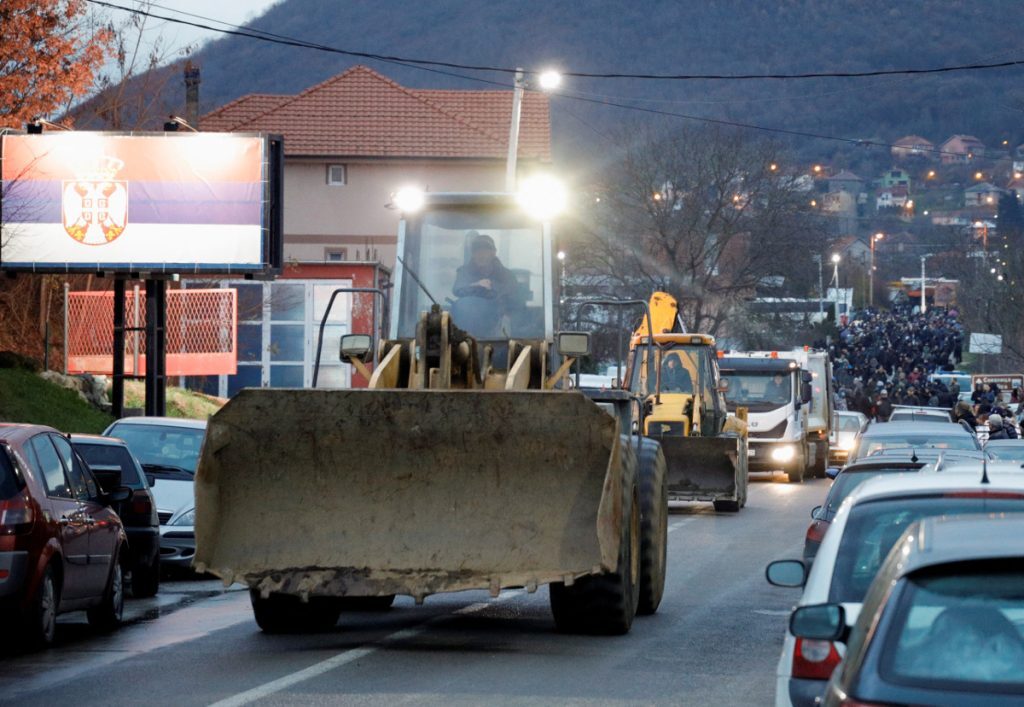 Νέα ένταση: Σέρβοι στήνουν οδοφράγματα – Ήχησαν σειρήνες στο βόρειο Κόσοβο