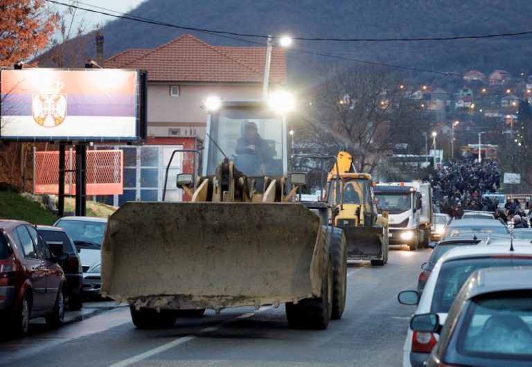 Νέα ένταση: Σέρβοι στήνουν οδοφράγματα – Ήχησαν σειρήνες στο βόρειο Κόσοβο