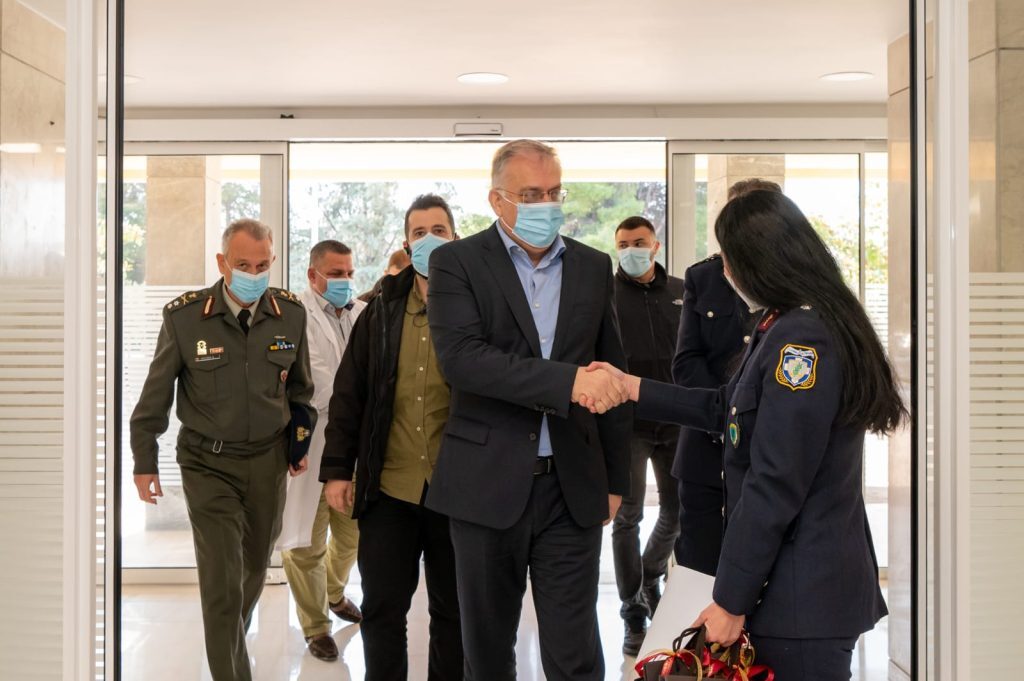 Θεοδωρικάκος: «Εύχομαι ταχεία ανάρρωση στους αστυνομικούς που τραυματίστηκαν προασπίζοντας την ασφά
