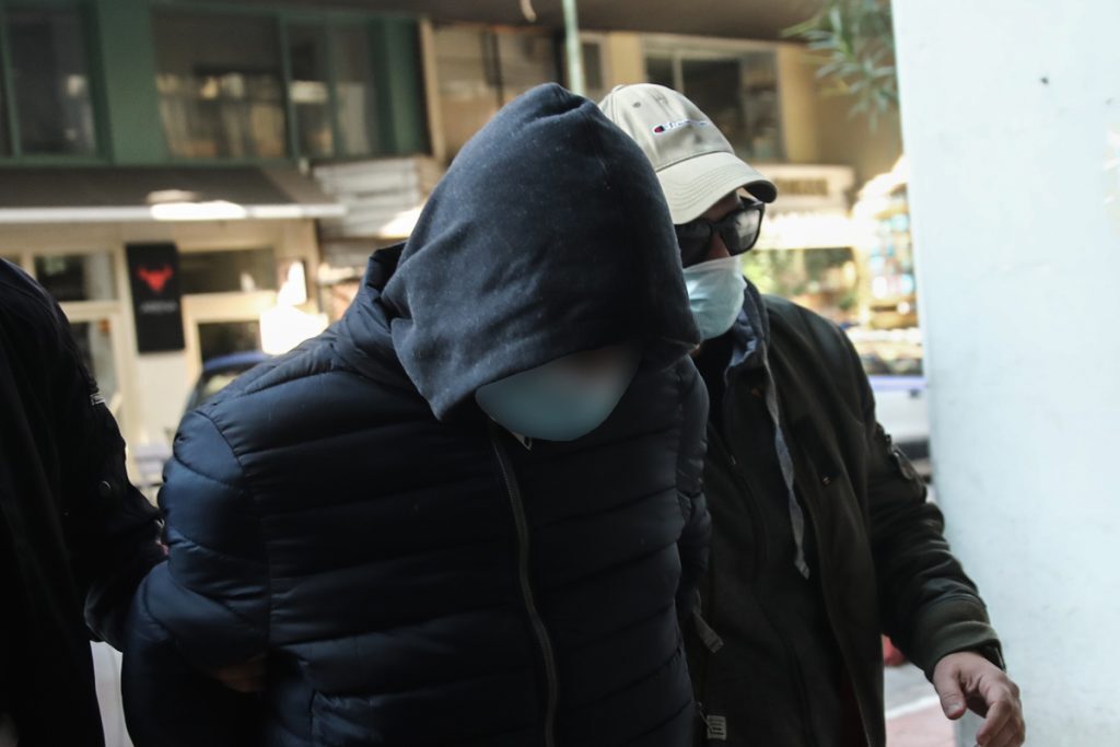 Γυναικοκτονία στον Πειραιά: Μετανιωμένος δηλώνει ο 25χρονος – Έλαβε προθεσμία να απολογηθεί τη